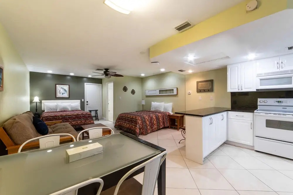 Captains Table Hotel by Everglades Adventures