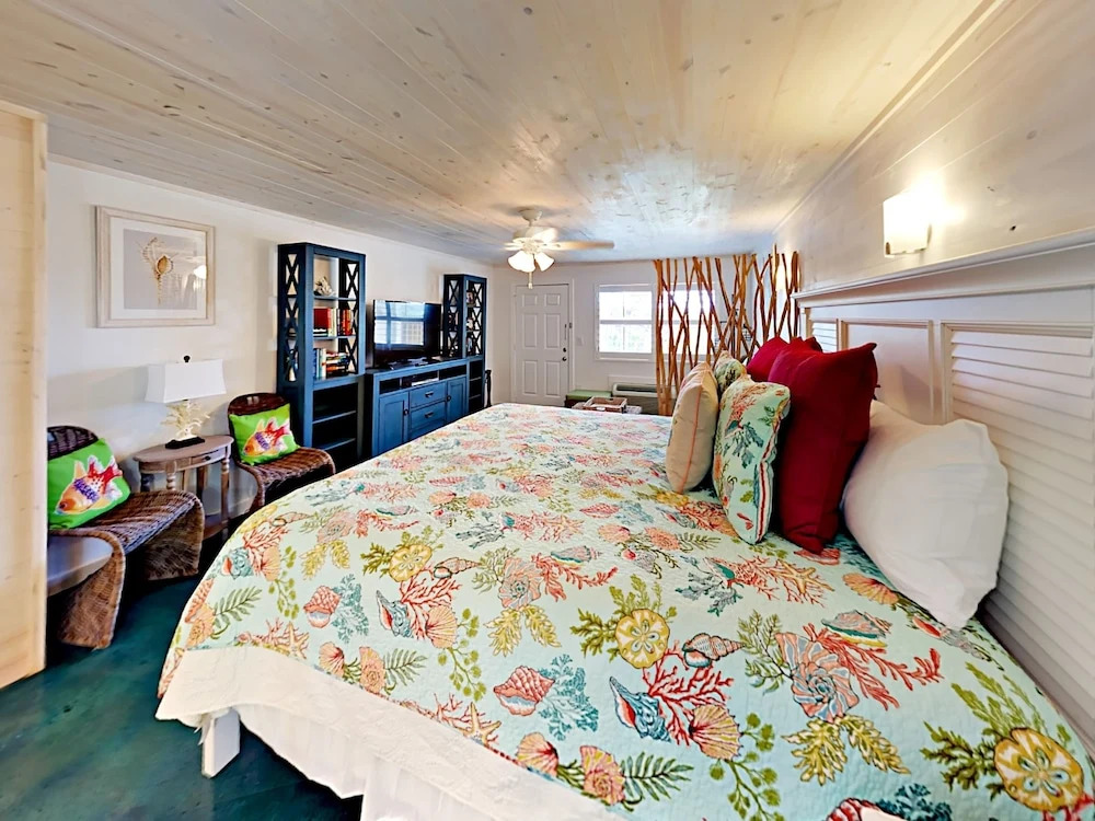 115 Sea Breeze Salty Sea Suite - One Bedroom Condo