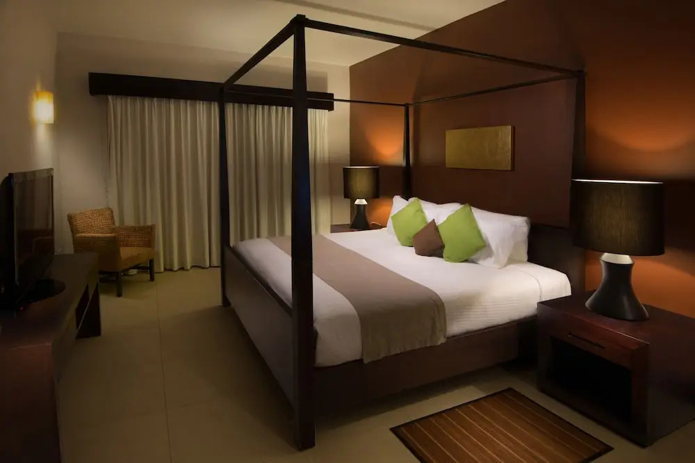 Aldea Thai Jr Suite by SunandSea