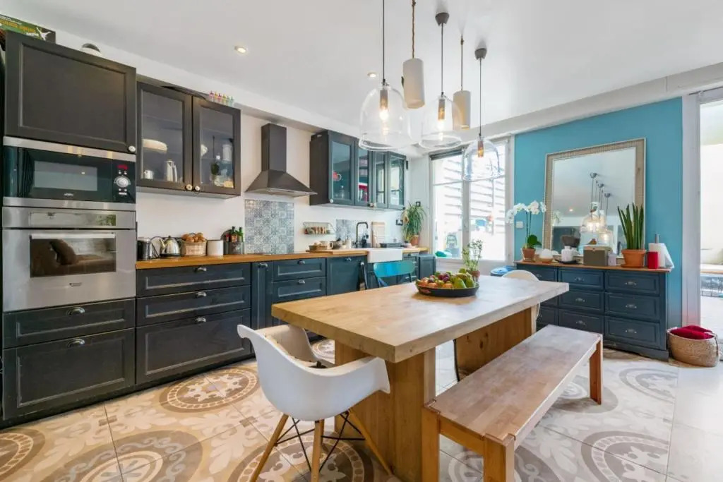 Bright 3br w AC and terrace near the train station in Marseille Welkeys