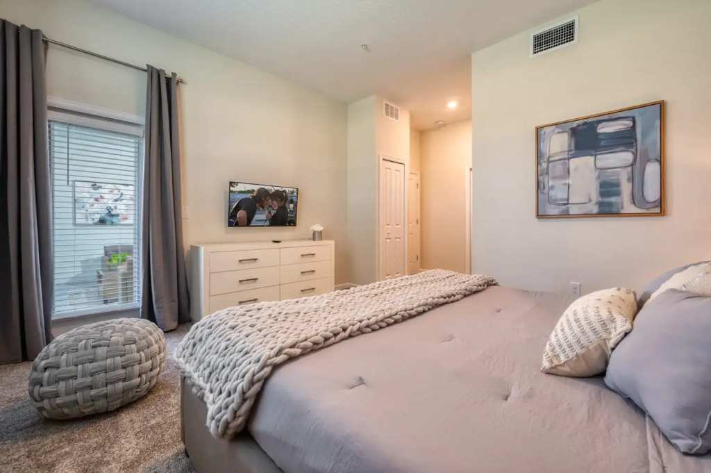 Modern Condo with themed bedroom Mickey near Disney