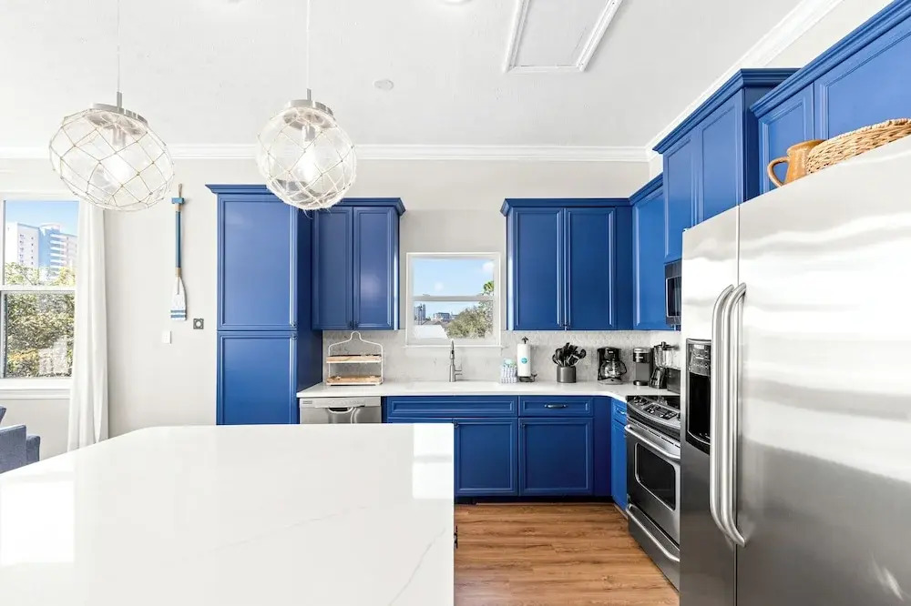 Sailors Cove: 5-bedroom, 4.5 Baths, Sleeps 12! Steps Away From the Beach!