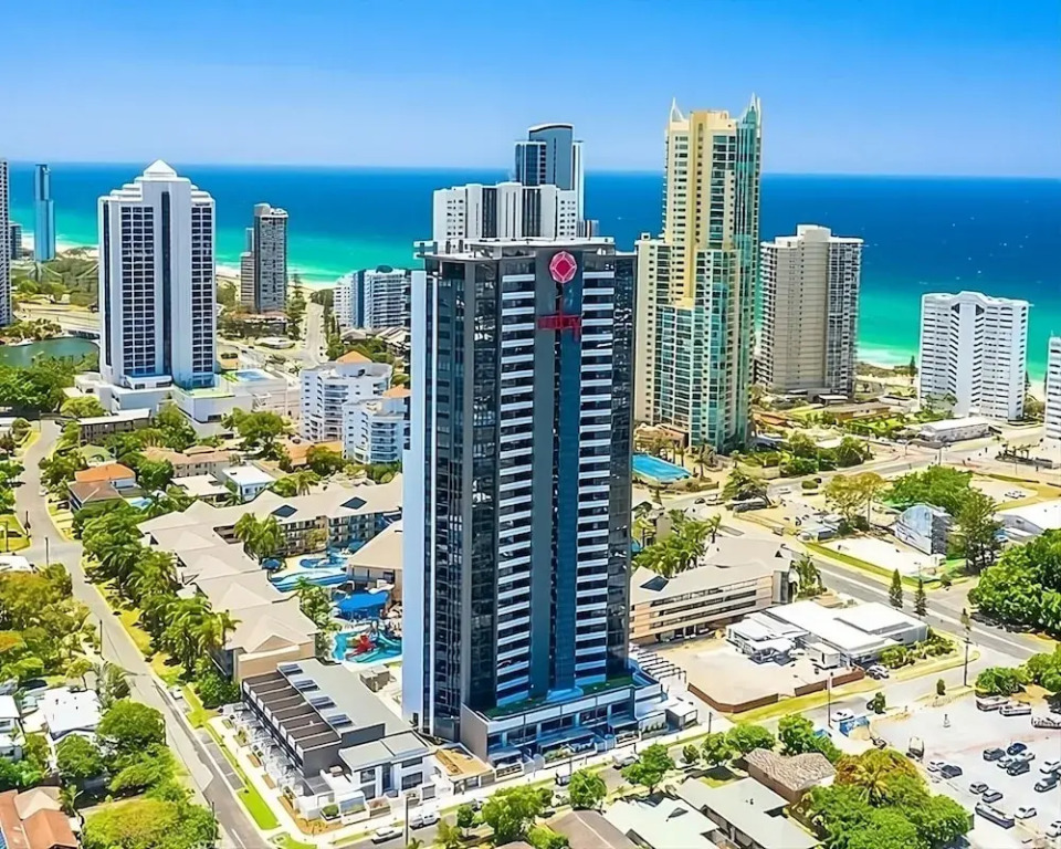 Surfers Paradise 1-bed With Stunning Views & Pool