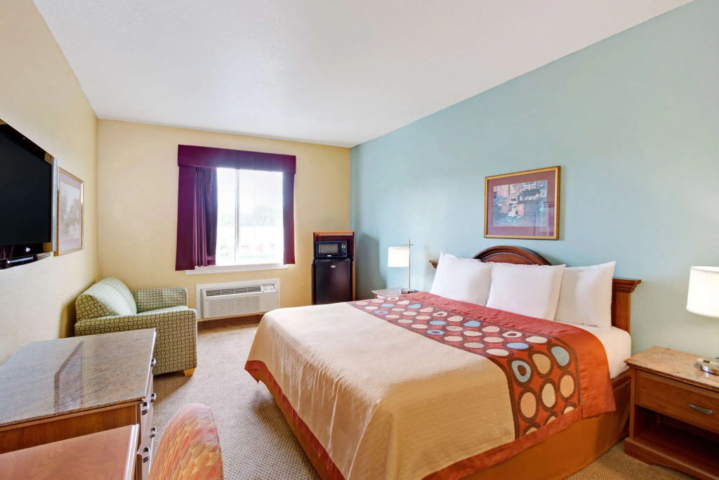 Super 8 by Wyndham Salisbury