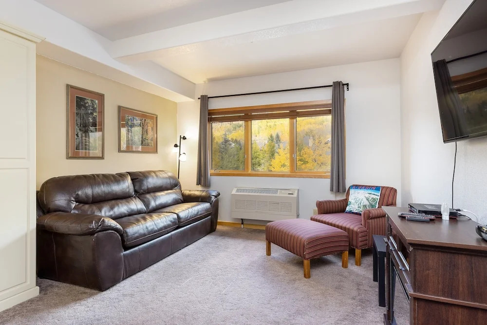 5087 Gateway Home by RedAwning
