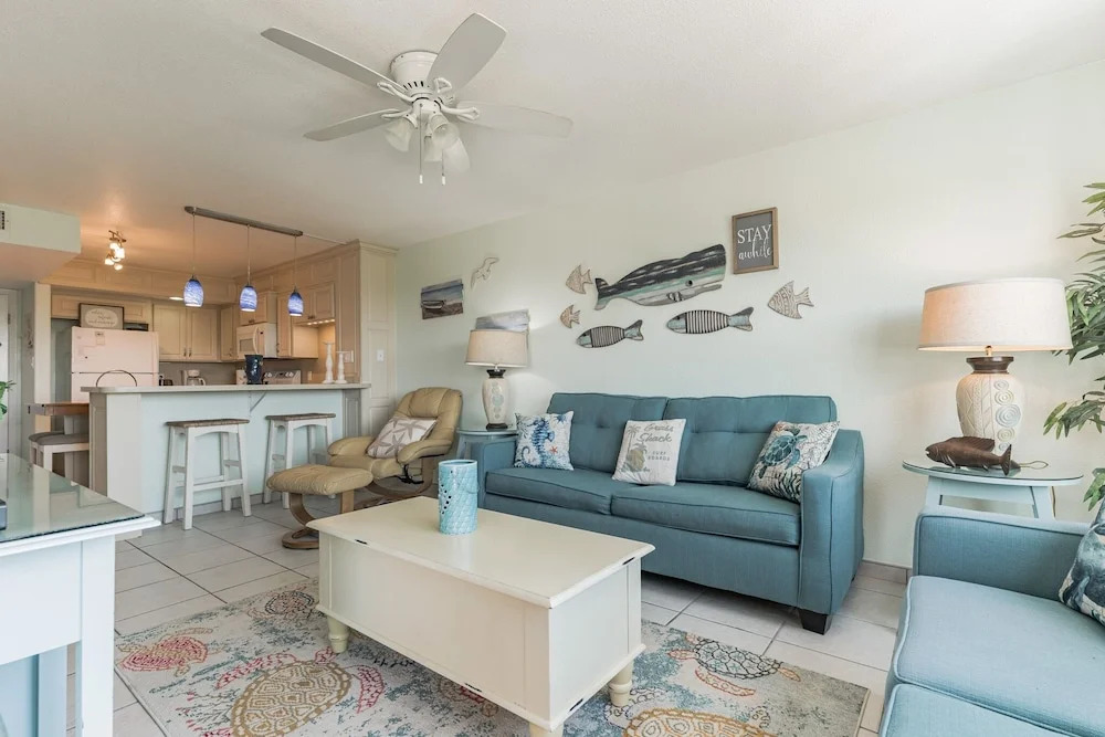 Charming 1 Bedroom, 3 Minute Walk To The Beach Condo by RedAwning