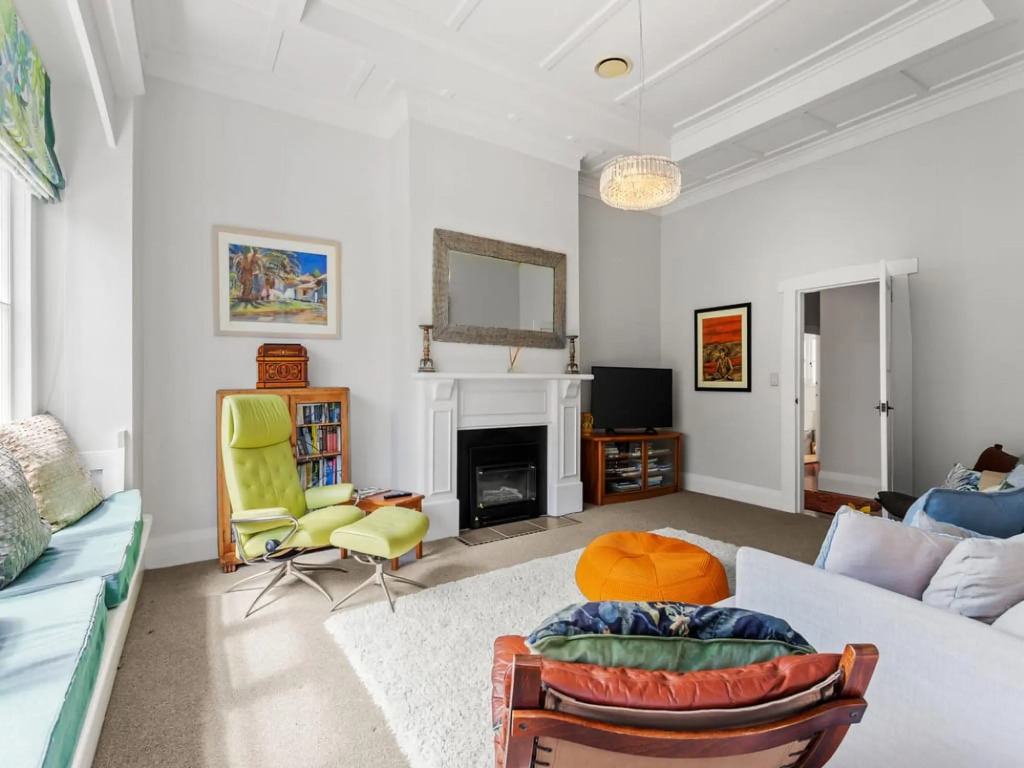 Charming Spacious Home In Birkenhead