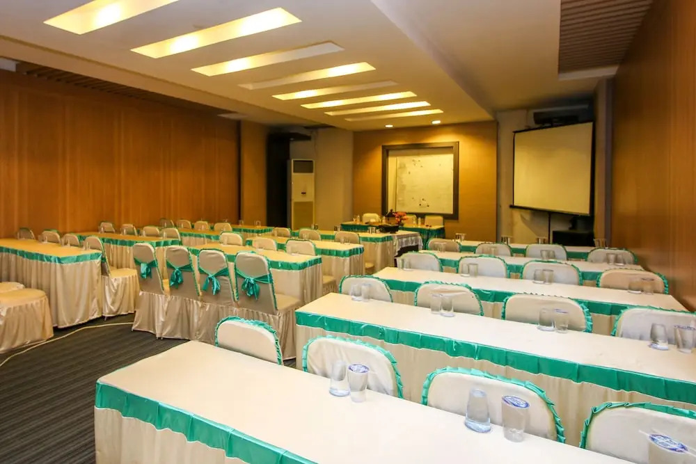 RedDoorz Plus near Hotel Benua Kendari