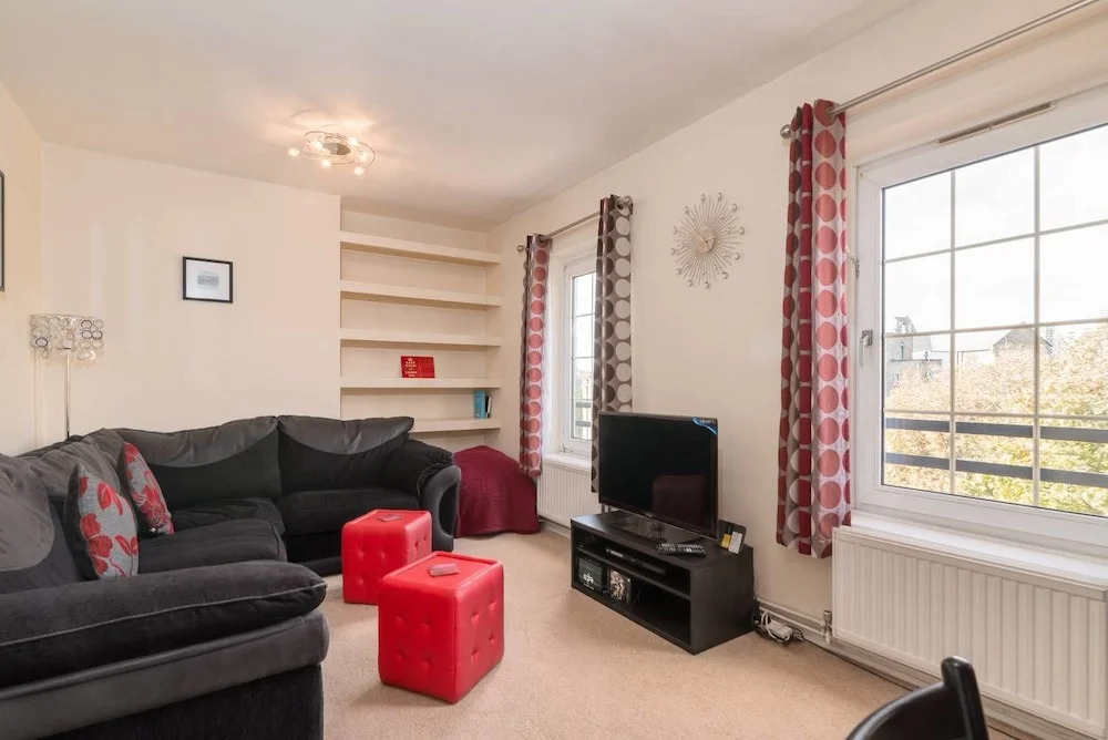 Cute 2BR Home Near Tower Bridge, 4 Guests