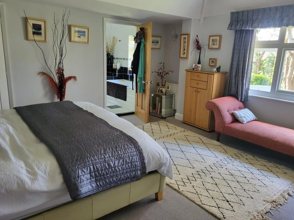 Lovely Family home with Beautiful Large gardens dog friendly