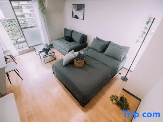 Minimalist Loft 99: Namba Compact Studio & 24/7 Gym