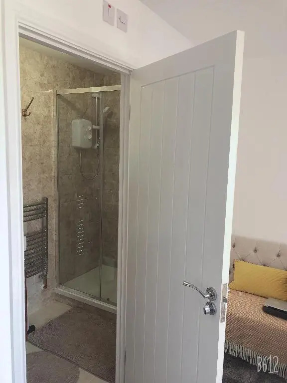 Flat 1 Modern studio flat with free parking, Netflix and private entrance