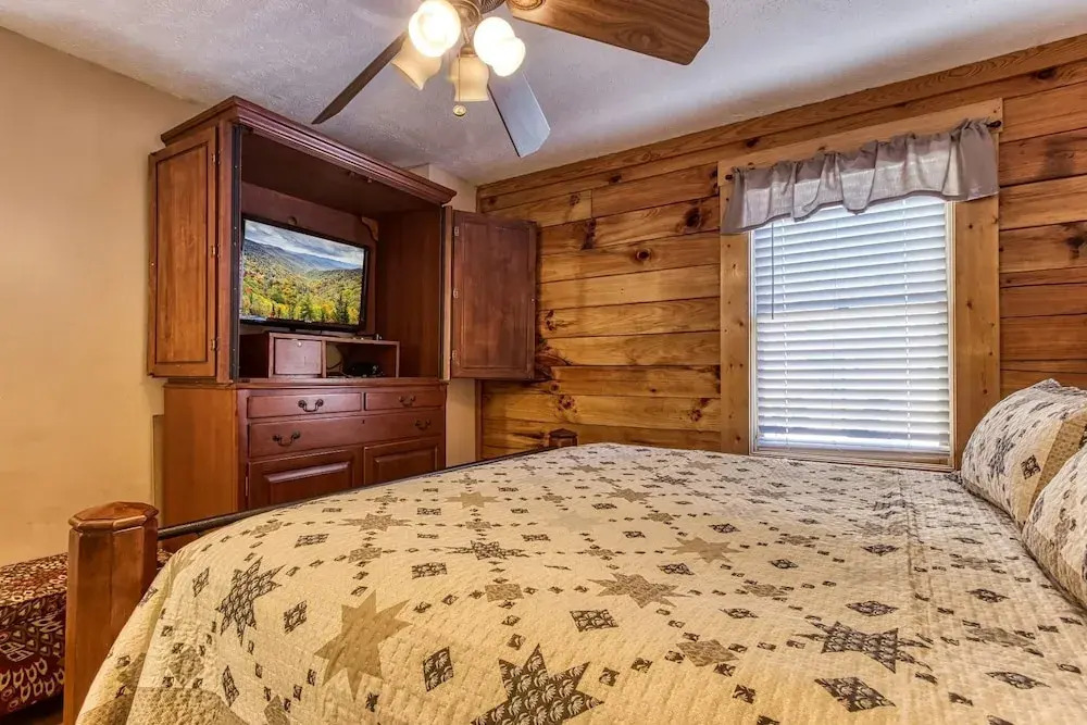 ER15 - A Bears Life Great location - Close to town! cabin