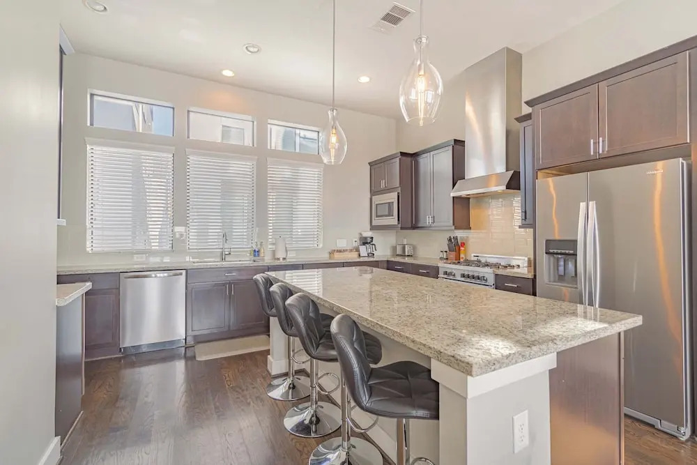 3BD HTX Luxe Home Fast Wi-fi Garage Location