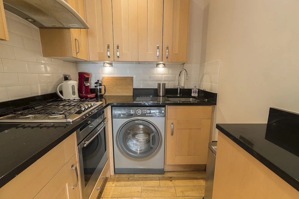 Bright Clapham flat with private garden, sleeps 4