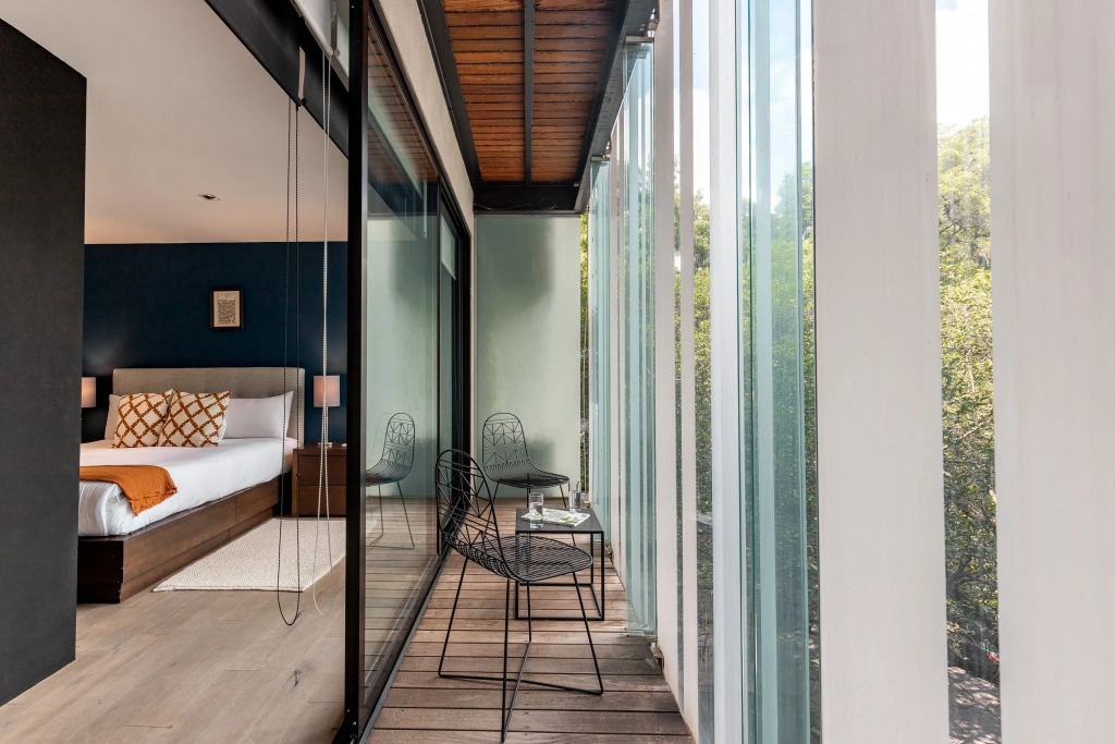 Executive 1BR Oasis With Kitchen & Private Balcony