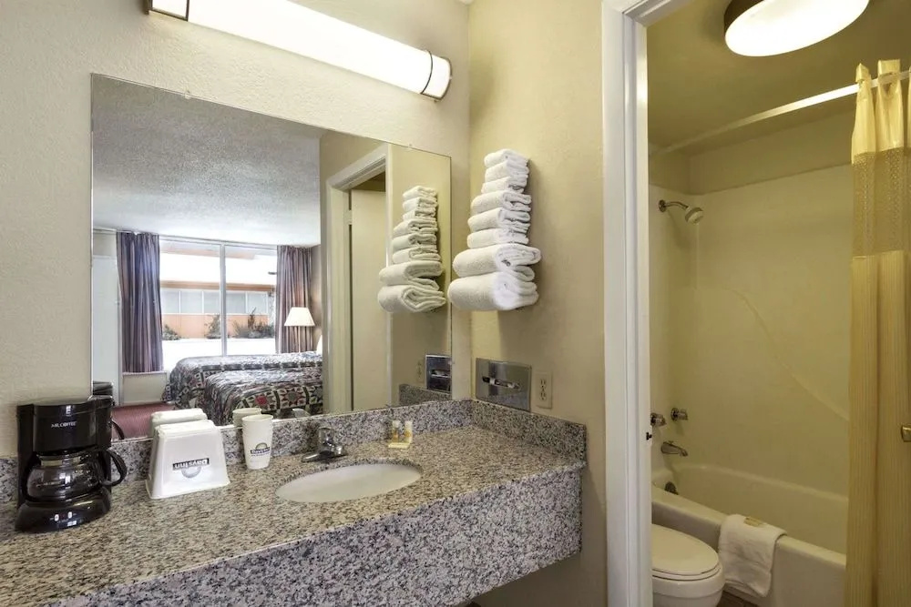 Days Inn by Wyndham White House