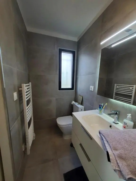 Charmant studio moderne avec extérieur