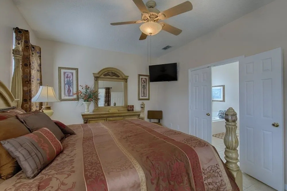 Resort 5 Bed Private Pool & Spa, Game Room Home 5 Bedroom Villa by RedAwning
