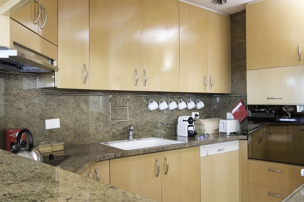 Luxurious 2BR w/ Panoramic Sea View by Sea N' Rent