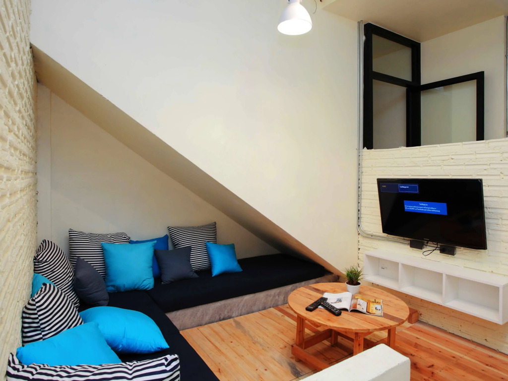 2W Cafe & Hostel