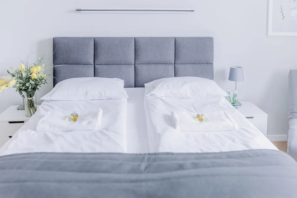 Plac Zbawiciela - 2 Rooms, 4 Beds - Sleeps 6 Comfortably