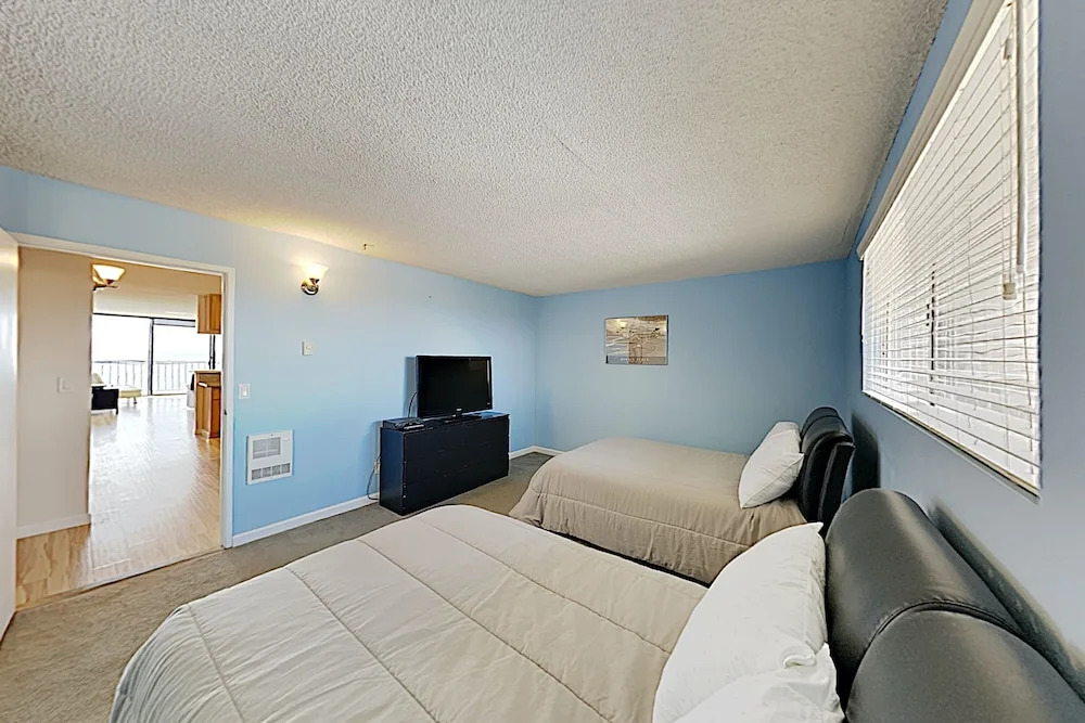 New Listing! Oceanfront Pacific Beach 1 Bedroom Condo