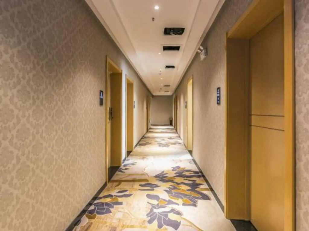 Violet-themed Hotel (Wanda Plaza, Yantai)