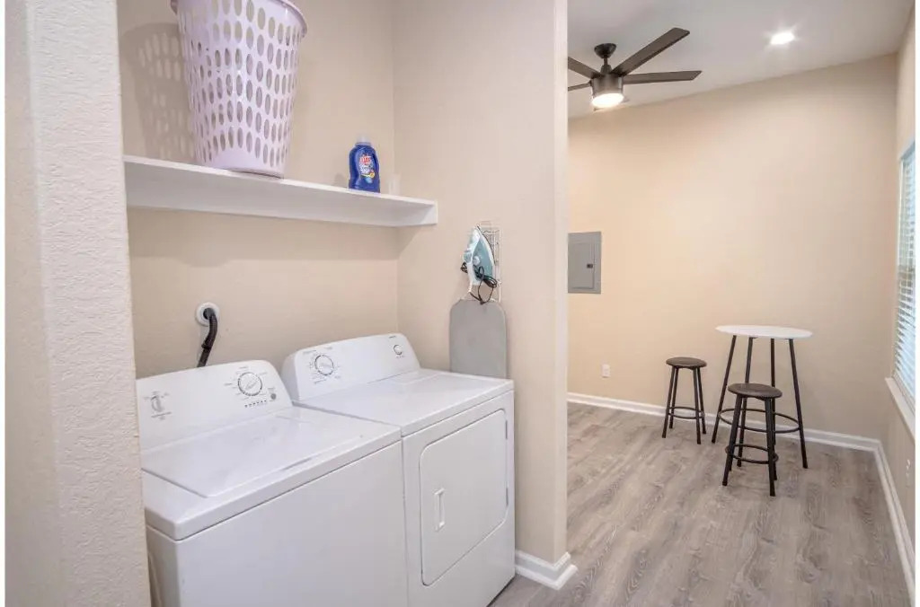 Beautiful Fenced 3BR 2BA Near Exciting Downtown