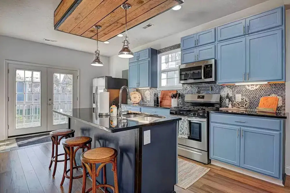 Spacious Home for Groups with Hot Tub in Indy
