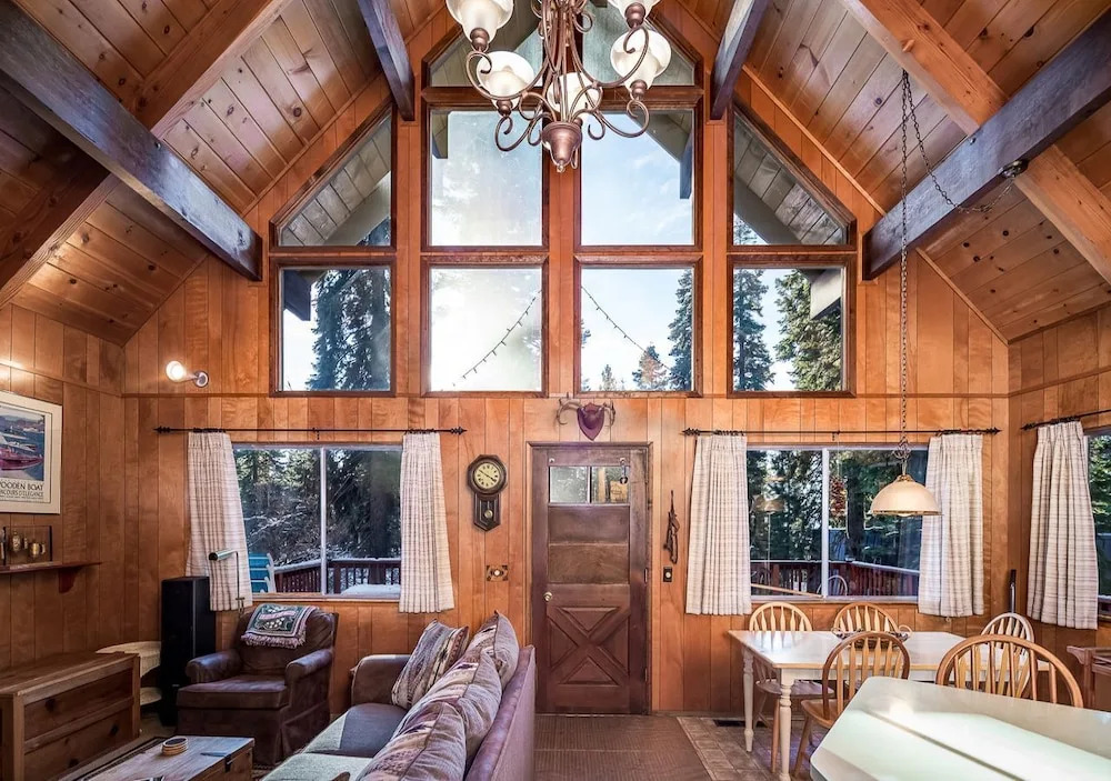The Honey Bear Cabin With Fireplace and Large Deck! #109