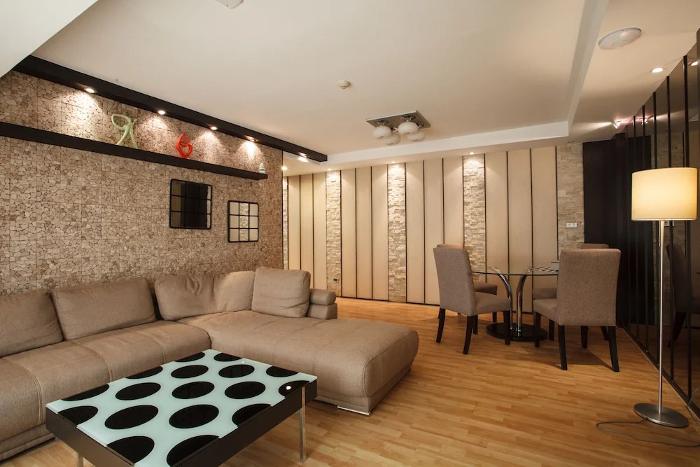 2A - 2 Bedroom Downtown Apartment With Shared Pool
