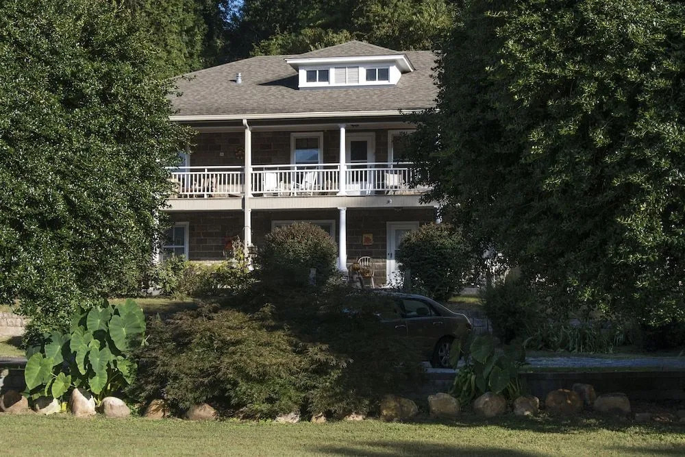 Calhoun House Inn & Suites