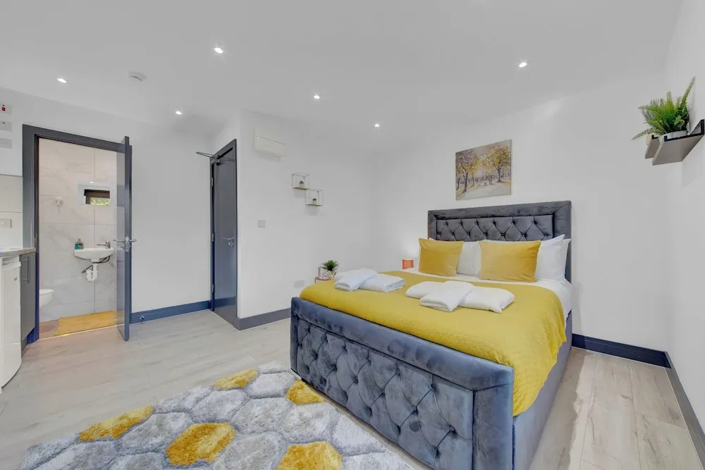Inviting 1-bed House in Feltham