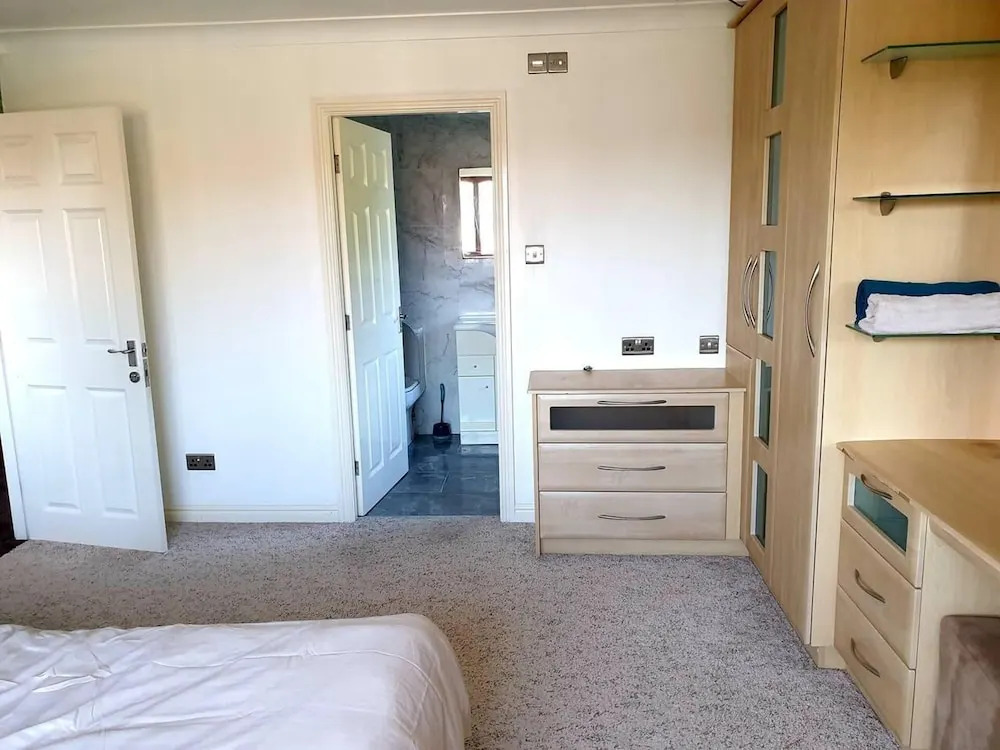 Lovely 4-bed , 3 Bath Villa in Bolton, Manchester