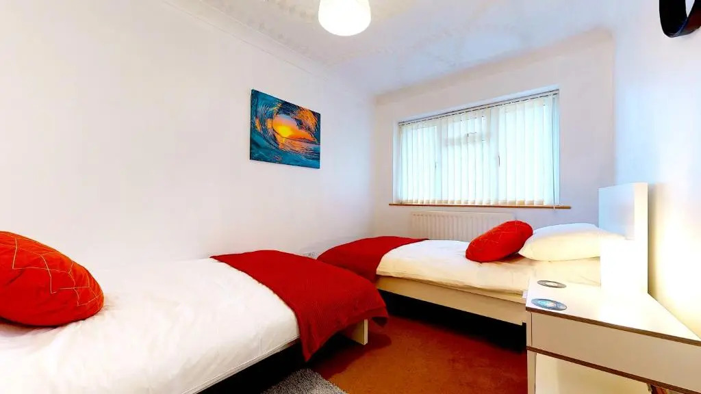 Spacious, 4 Bedroom Contractor Home for Large Groups with Private Parking for 3 Large Vehicles, Just 7 Minutes from CMK by Maison 19