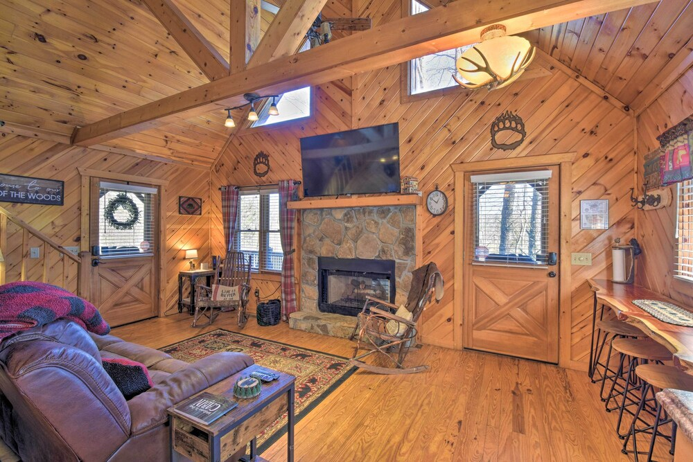 Helen Cabin w/ Deck & Hot Tub < 1/2 Mi to Main St