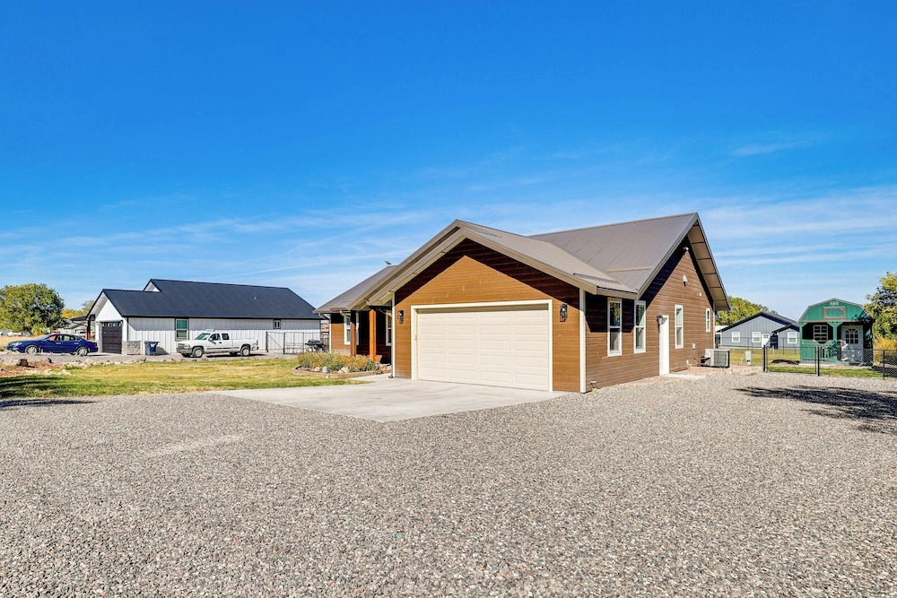 Hike & Ski! Home w/ Dog-friendly Yard in Eagar