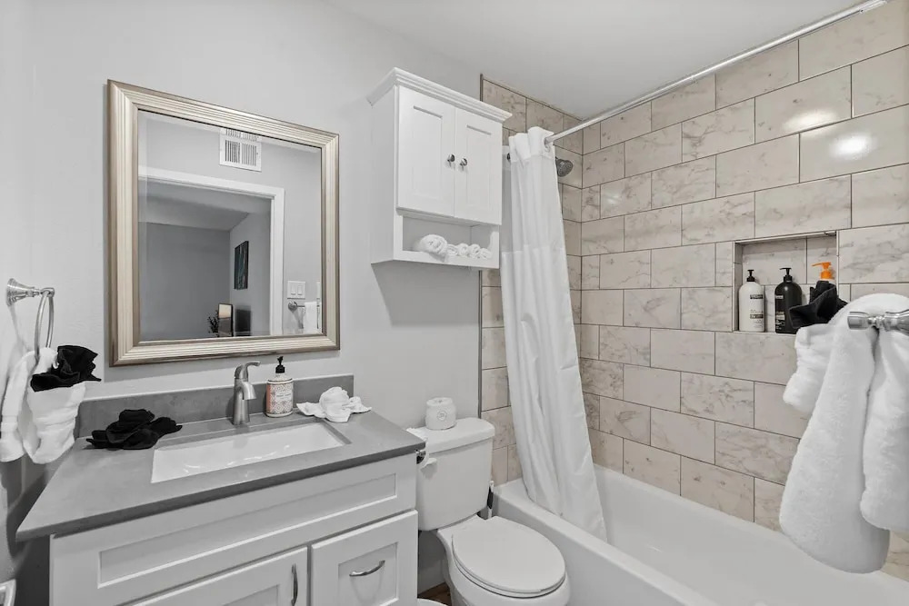 Stylish 1BR Near UT Highland Evonify