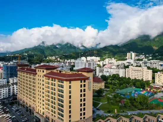 Zhaojun Mountain Villa (Xingshan High-speed Railway Station)