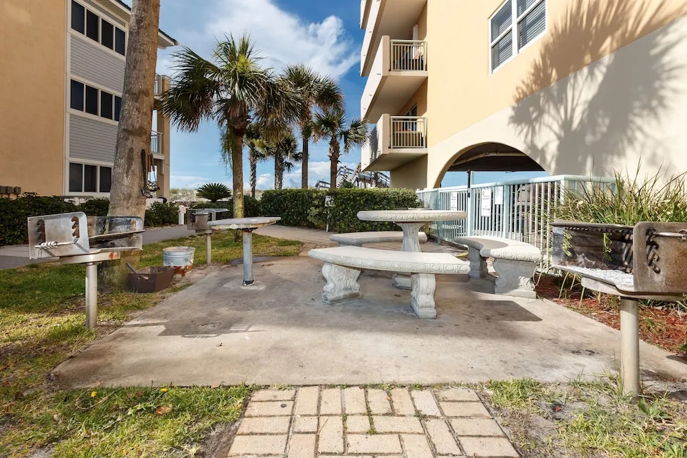Pelican Isle 205