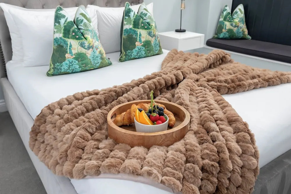 Elliot Oliver - Stylish 2 Bedroom Town Centre Apartment