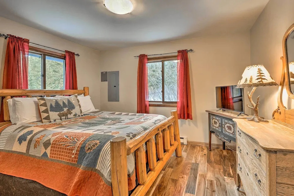 3 Mi to Ski Slopes! Hot Tub Haven in Breckenridge