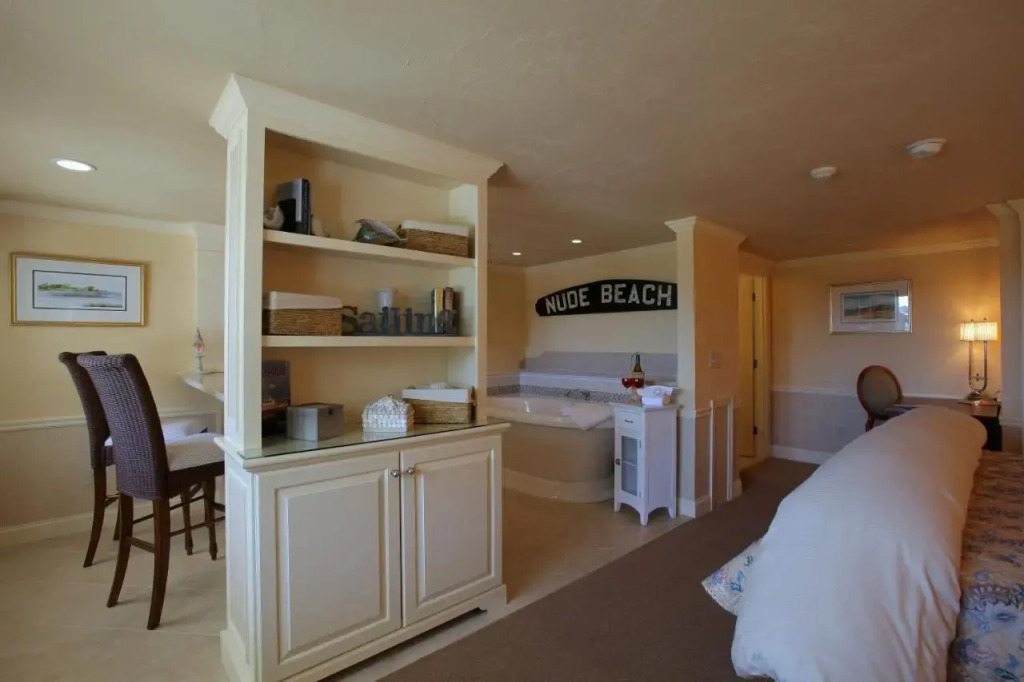Anchor In Distinctive Waterfront Lodging