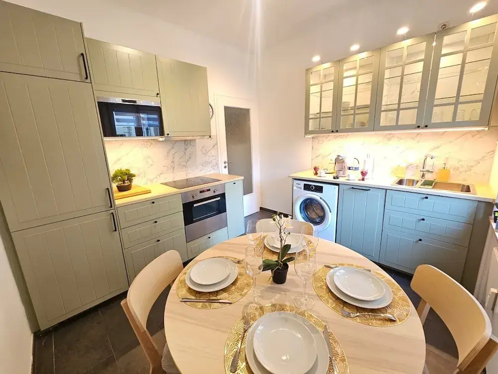 Ideal city stay 1BR near train station