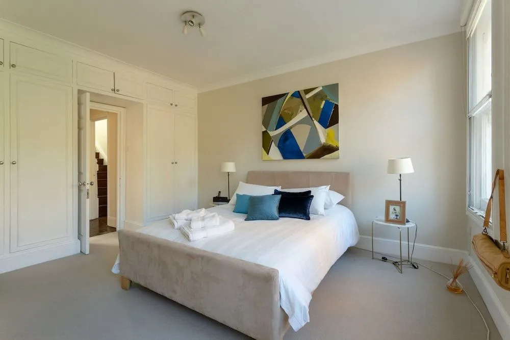 Spacious 3 Bedroom Apartment in Chelsea