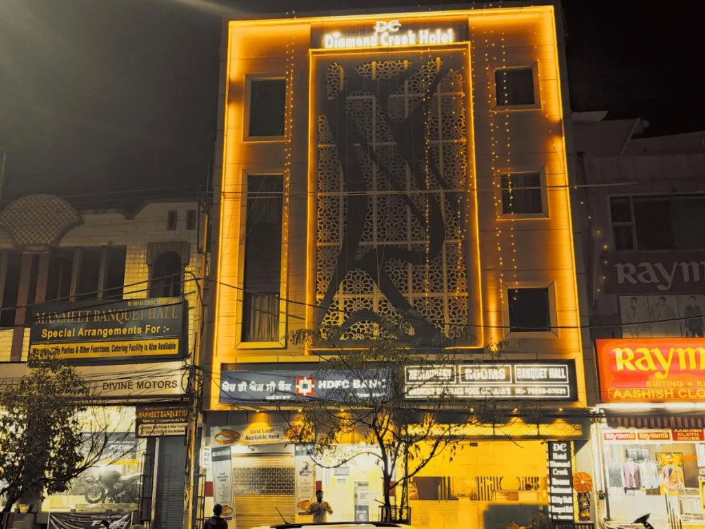 Hotel Diamond Creek ,Near Railway Station
