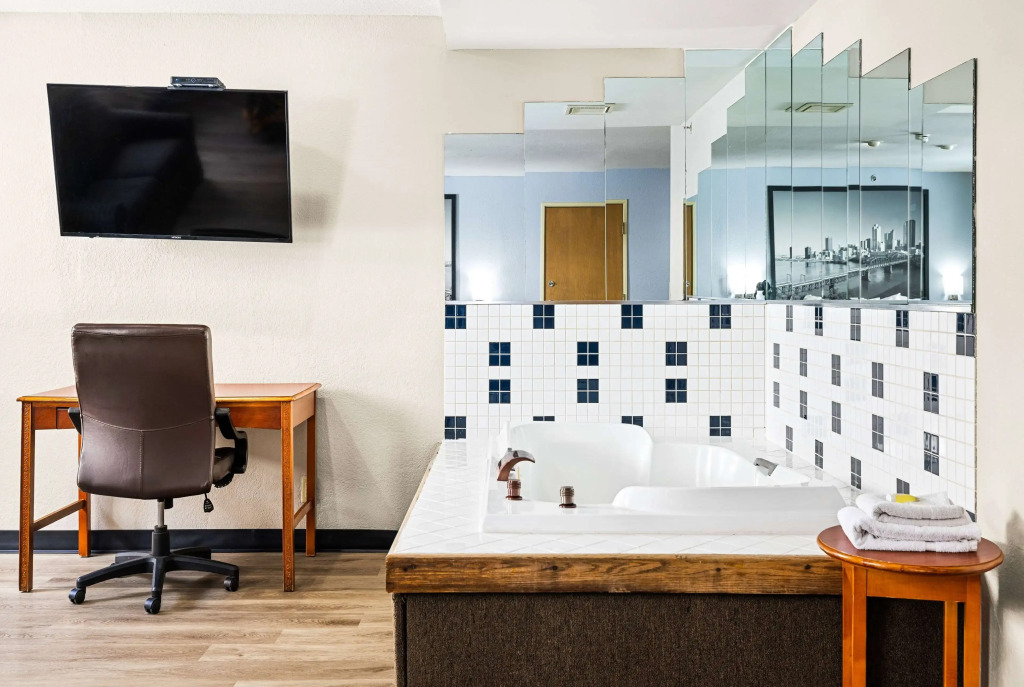 Super 8 by Wyndham Pittsburgh/Monroeville