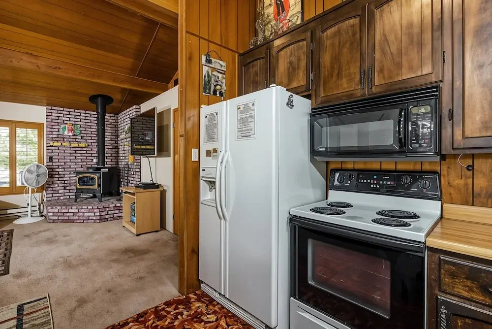 The Hideout - Pet Friendly - The Perfect Spot for a Relaxing Yosemite Vacation by Yosemite Region Resorts