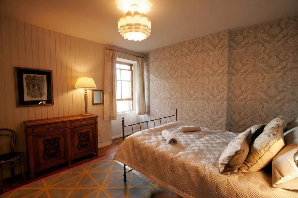 JOIVY Edinburgh Spacious Apartment - Royal Mile